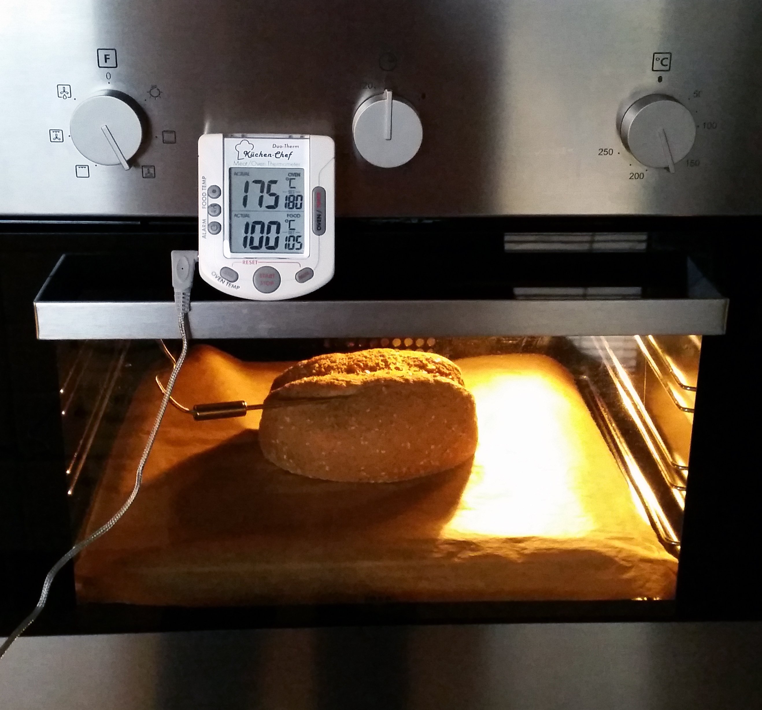Der Ofen heizt konstant auf 175°C und dennoch steigt die Brottemperatur nicht höher als 100°C!