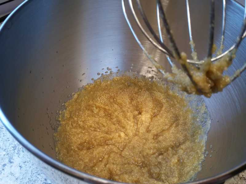 Die 100 g Weihnachtszauber abwiegen und mit 150 g geschmolzener Butter verrühren. Ganz kurz ist ausreichend.