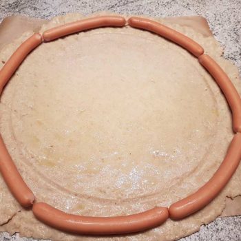 low-carb-hot-dog-pizza-mit-wuerstchenrand-glutenfrei