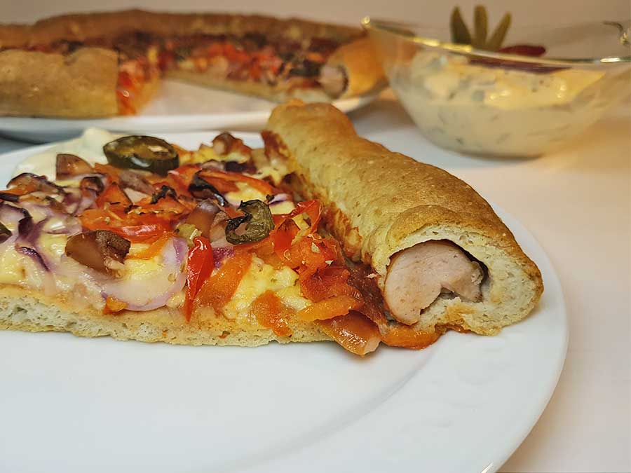 low-carb-hot-dog-pizza-mit-wuerstchenrand-glutenfrei