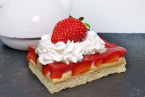 Rezept Fruchtiger Pudding Kuchen mit Erdbeeren und Joghurt-Boden low carb glutenfrei