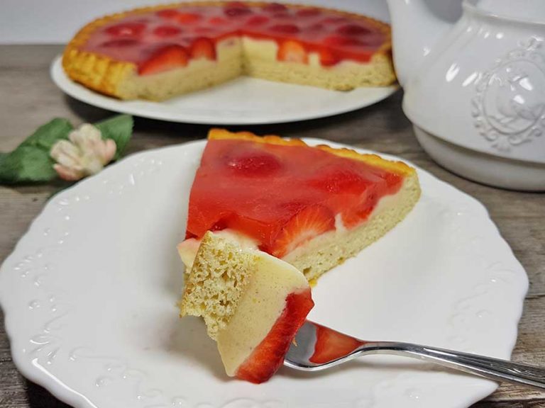 REZEPT Erdbeerboden mit Vanillepudding &amp; samtigem Erdbeerguss low carb ...