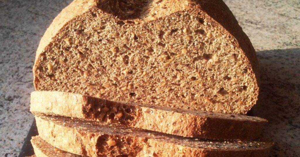 Alles über Brot backen – Häufige Fehler und wie sie zu lösen sind aufgeschnittenees Low Carb Brot
