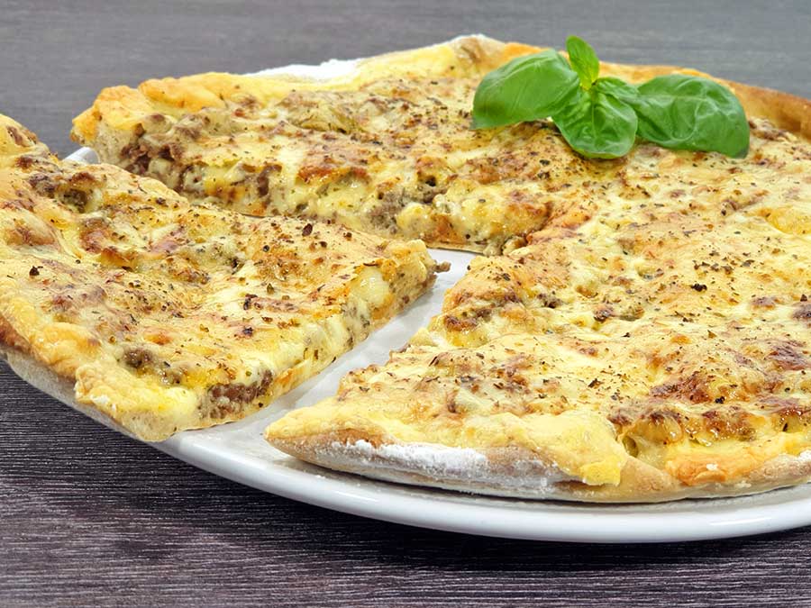 Rezept-Weisse-Hackfleischpizza-mit-Creme-Fraiche-Koriander-Sauce-low-carb-glutenfrei