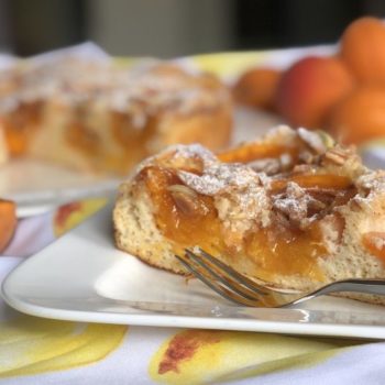 Aprikosen mit einer Kruste aus Mandeln und Karamelltraum - gebettet in einen Rührteig mit Eierlikör-Flavour! Sooo lecker! Ein Stück des Kuchens hat NUR 221kcal und 8g KH - genial oder? Trotz Früchte!