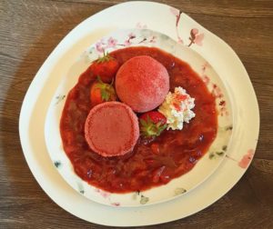Rezept Mascarpone Erdbeer Knödel mit mit rosa Peffer-Erdbeer-Zitronensauce lowcarb glutenfrei