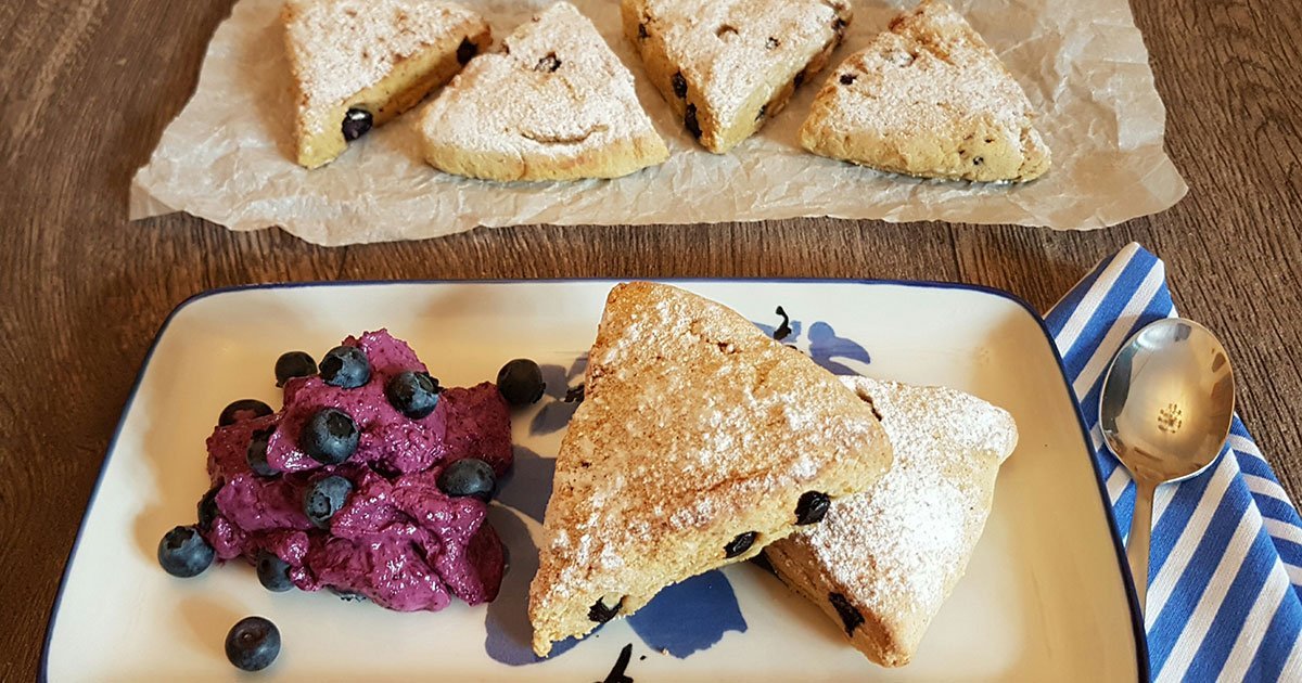 Rezept Heidelbeer Zitronen Scones mit Heidelbeerfrischkäse lowcarb ... Rezept Heidelbeer Zitronen Scones mit Heidelbeerfrischkäse lowcarb ...