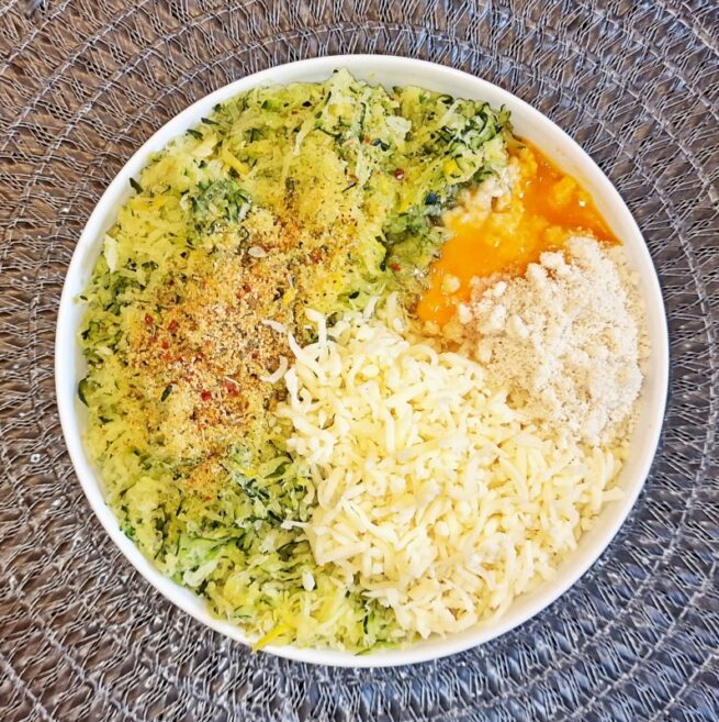 Rezept Zucchini Käse Ecken mit Tomaten Joghurt Dip low-carb keto ... Rezept Zucchini Käse Ecken mit Tomaten Joghurt Dip low-carb keto ...