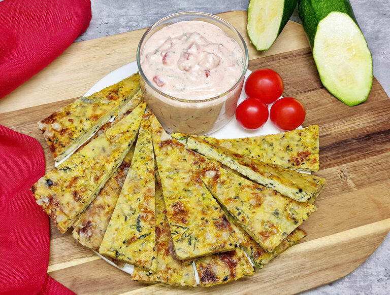 Rezept Zucchini Käse Ecken mit Tomaten Joghurt Dip low-carb keto ...