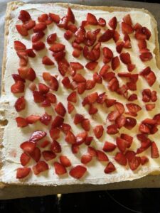 Rezept Biskuitrolle mit Erdbeer-Mascarpone-Füllung low-carb keto glutenfrei