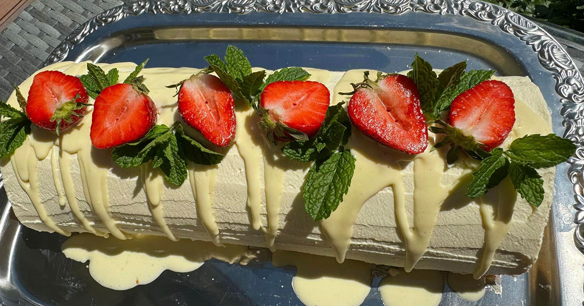 Rezept Biskuitrolle mit Erdbeer-Mascarpone-Füllung low-carb keto ...