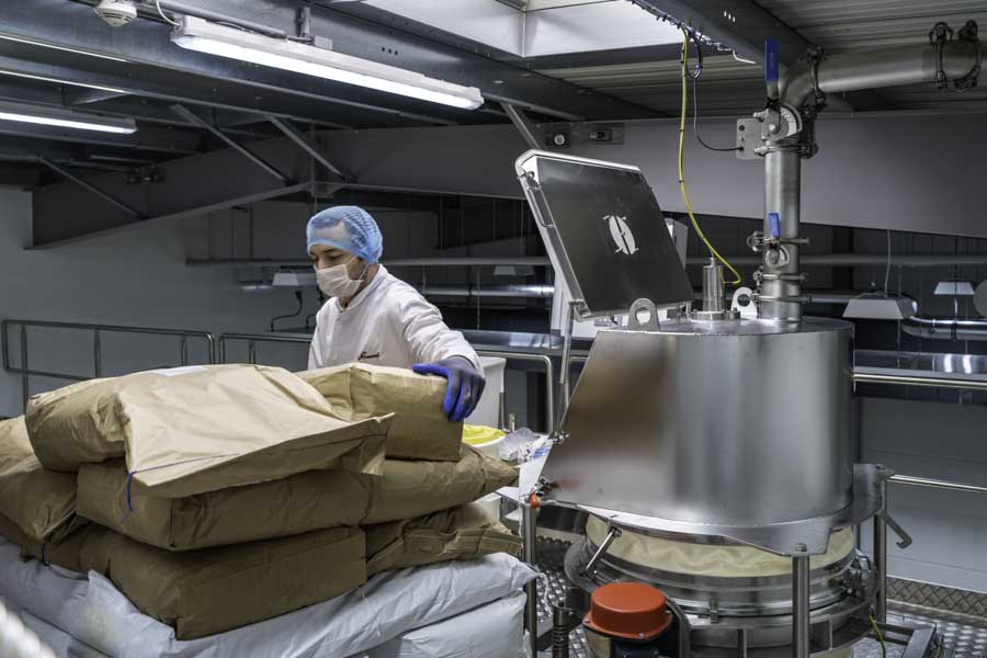 Dr. Almond Produktion